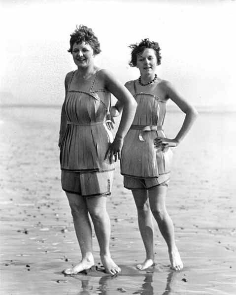 Photographie représentant deux jeunes femmes en tenue de bain sur une plage.