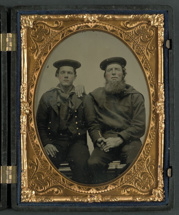 Photographie représentant deux marins assis côte à côte.