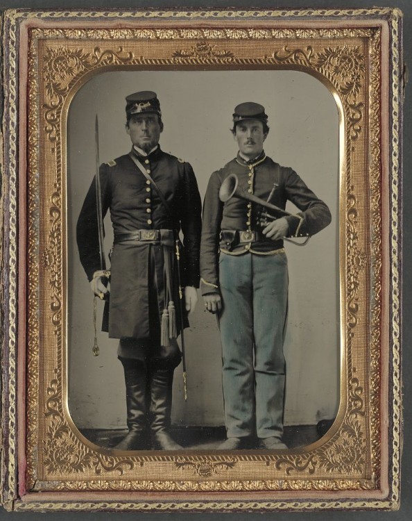 Photographie représentant deux soldats au garde à vous. L'un porte une épée, l'autre un clairon.