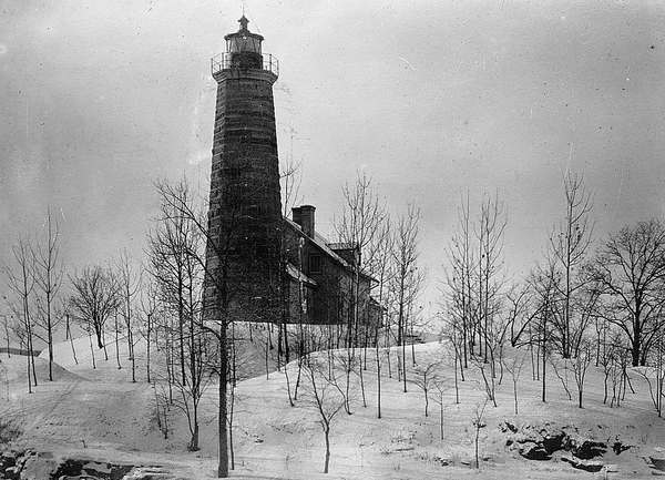 Phare dans un paysage de neige.