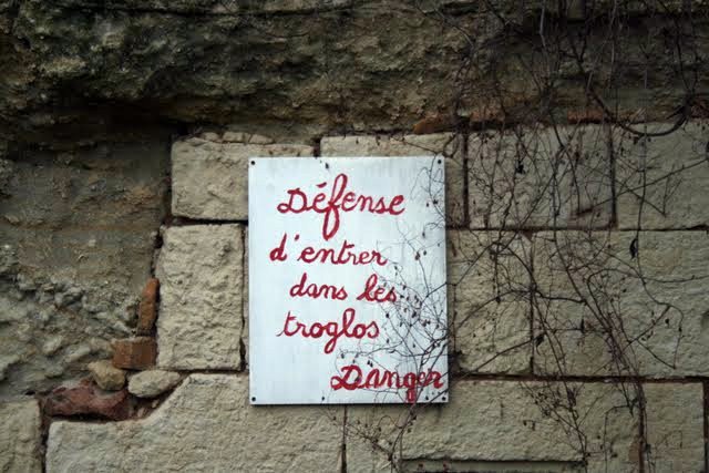 Panneau prévenant d'un danger près d'habitations troglodytiques