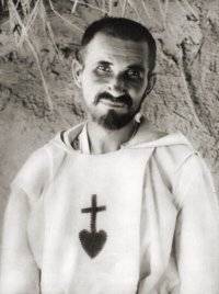 Portrait en noir et blanc de Charles de Foucauld.