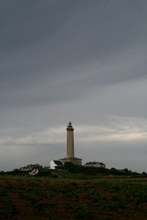 Phare sur fond de ciel gris.