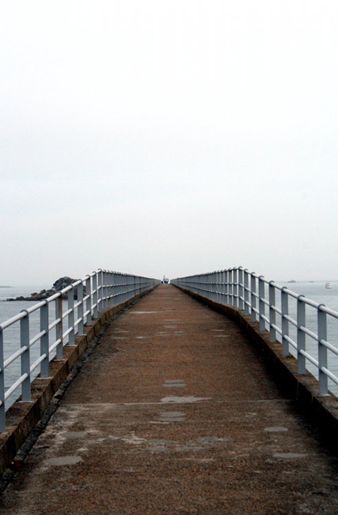 Passerelle sur la mer.