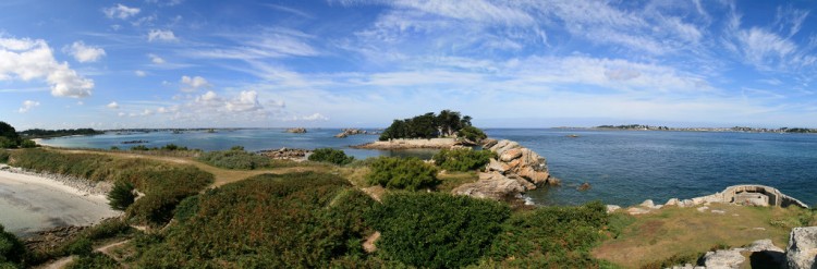 Panorama de l'île proche de la pointe de Perharidi, rochers et ouvrage fortifié.