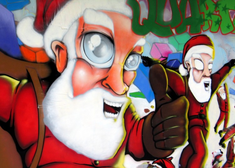 Mur peint représentant des pères Noël à l'aspect inquiétant.