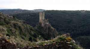 Tour d'un château ruiné sou un ciel gris.