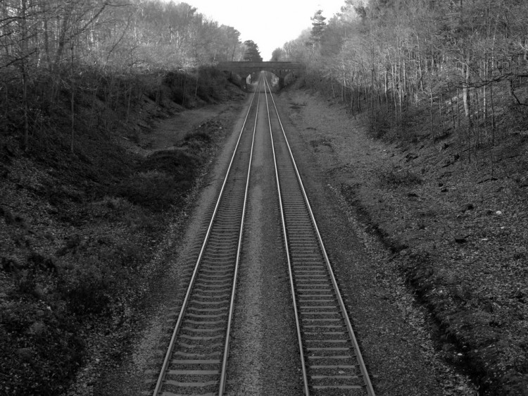 Voies de chemin de fer parallèles.