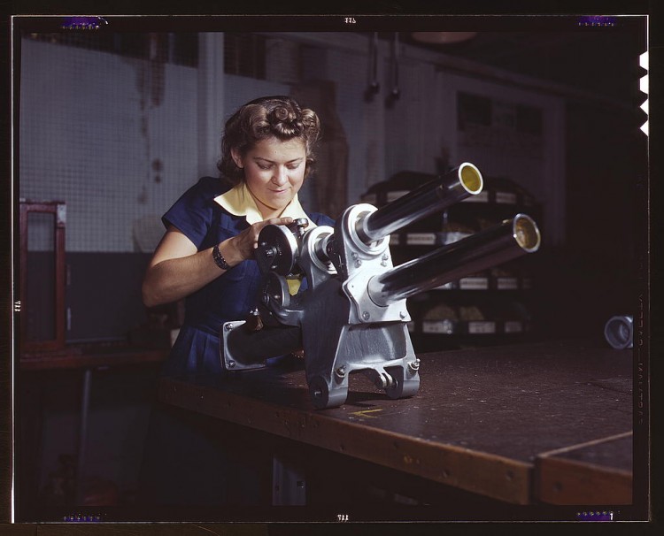 Photo représentant une femme travaillant sur une pièce d'avion.