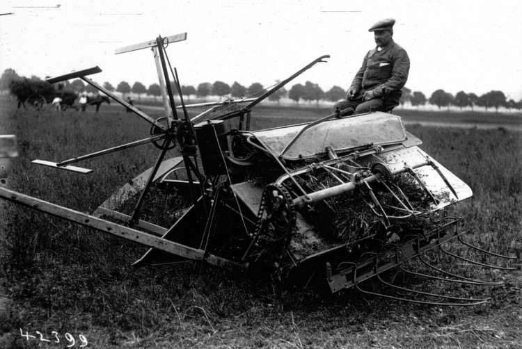 Faucheuse en démonstration lors d'un concours de motoculture au début du XXième siècle.